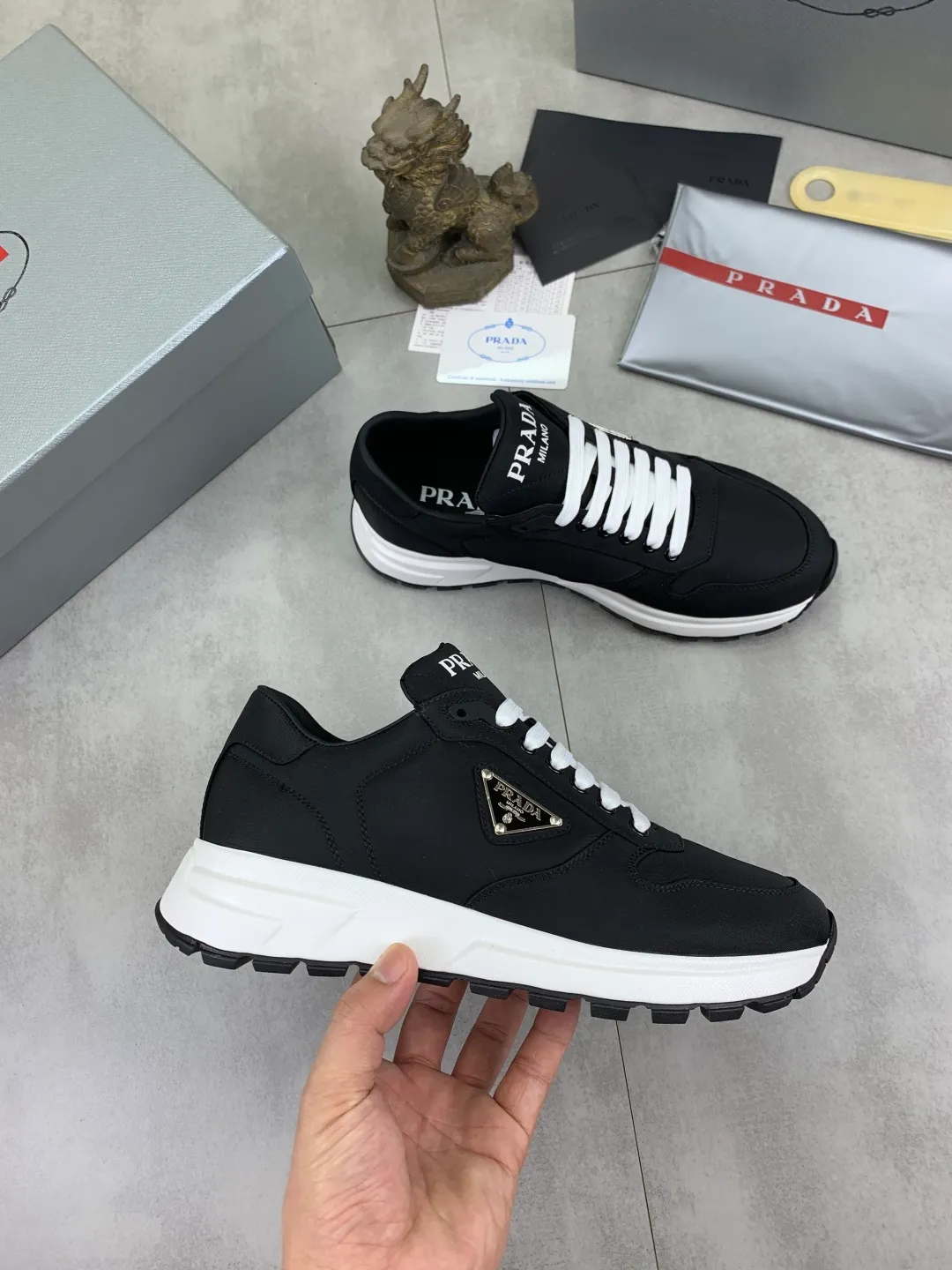 Men's shoes 💰P540 new (higher version) new PRADA (Prada) classic models are on the market at the same time, new men's shoes, 😘fabrics are selected from original imported calfskin. First layer of imported cowhide lining. The original version is awesome! 👍🏿Original open-molded non-slip PU outsole, with exquisite lines, simple and elegant, super comfortable and classy on foot, suitable for leisure travel. Code number: 38-45 (46 customized) 3️⃣ colors available